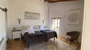 4 dormitorios, tabla de planchar con plancha, cuna de viaje