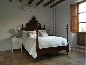 4 bedrooms, iron/ironing board, travel cot, free WiFi