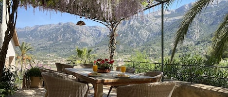 تناول الطعام بالخارج