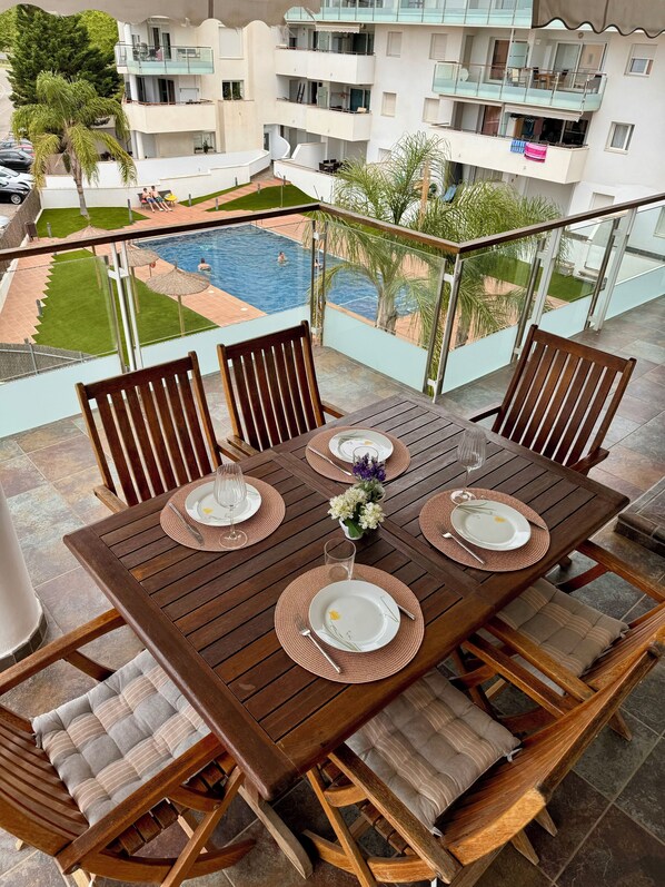 Outdoor dining - Roses: Santa Margarida Beach Apartment - FREE WIFI (Roses)
