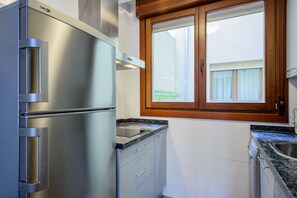 Refrigerador, microondas, placa de cocina, lavavajillas