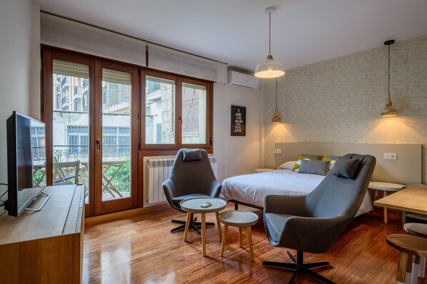 Tabla de planchar con plancha, wifi y ropa de cama 