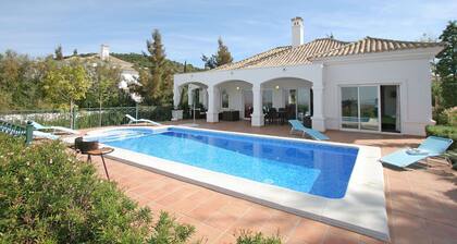 Villa mit privatem Pool in erster Reihe Golfplatz. Ansichten von Arcos De La Frontera.