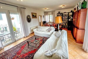 Télévision, cheminée, livres