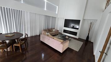Una Smart TV, una chimenea, un reproductor de DVD, libros