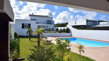 Una piscina al aire libre