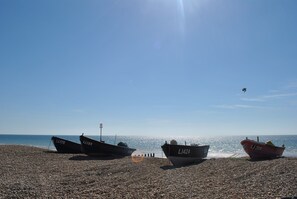 On the beach - A town house that sleeps 5 guests in 3 bedrooms (Bognor Regis)