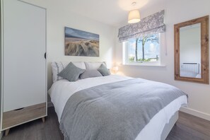 2 عدّة غرف نوم وخدمة الإنترنت وملاءات أسرّة