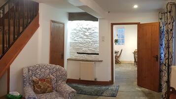 Una televisión, un reproductor de DVD, libros, un reproductor estéreo