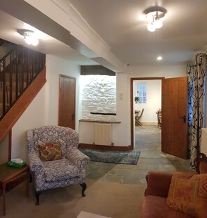 Télévision, lecteur de DVD, livres, chaîne hi-fi