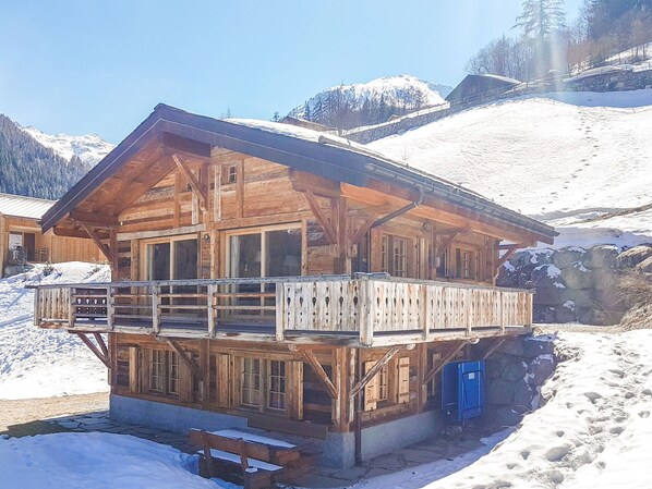 A wooden chalet with a balcony, set against a snowy mountain backdrop. - Chalet Jessica - La Tzoumaz, 4 Vallees (La Tzoumaz)