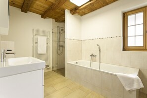 A modern bathroom with a bathtub, shower, and a large window. - Chalet Jessica - La Tzoumaz, 4 Vallees (La Tzoumaz)