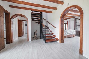 5 bedrooms, iron/ironing board, free WiFi, bed sheets