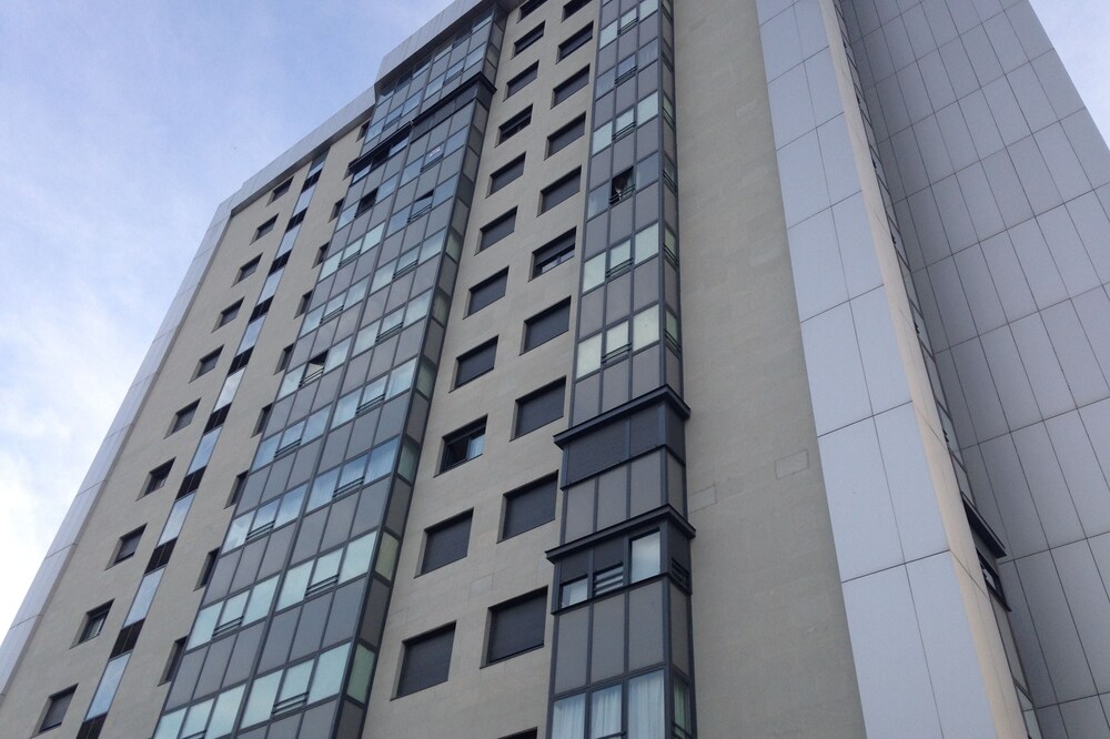Apartamento en Edificio de Lujo con Piscina