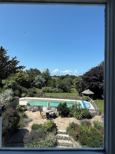 Zentraler Teil des Herrenhauses aus dem 15. Jahrhundert mit Zugang zum Strand, privatem Pool und Turm