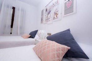 3 chambres, fer et planche à repasser, Wi-Fi, draps fournis