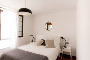 3 chambres, fer et planche à repasser, Wi-Fi, draps fournis