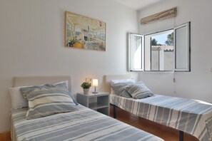 4 soverom, safe på rommet, strykejern/-brett og reiseseng for barn