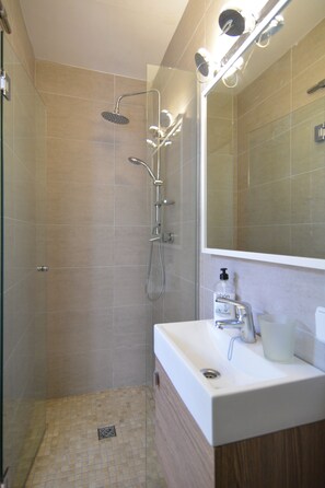 Shower, hair dryer, towels, toilet paper - Villa in quiet urbanization, Can Singala in Puerto Pollensa (Puerto Pollensa - Mallorca)