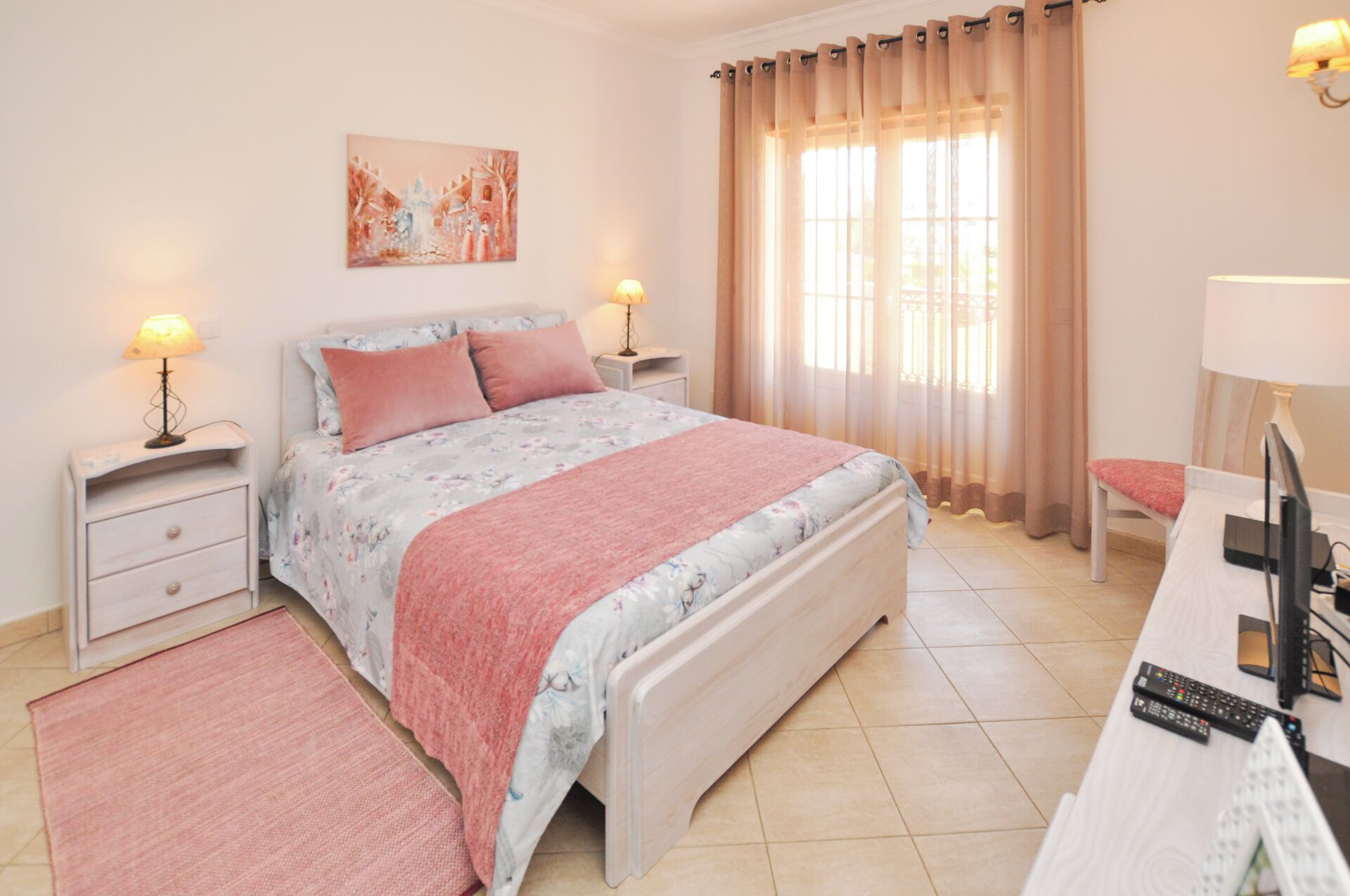 3 室のベッドルーム、セーフティボックス (室内)、アイロン / アイロン台、WiFi (無料)