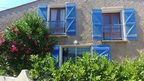 Exterior detail - Pretty detached house, 3*, 3 bedrooms with terraces, overlooking the beach. (Cargèse)