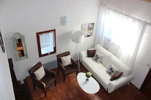 TV, fireplace, books, offices - Pretty detached house, 3*, 3 bedrooms with terraces, overlooking the beach. (Cargèse)