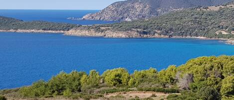Perto da praia, espreguiçadeiras