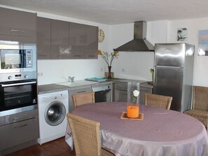 Fridge, microwave, oven, stovetop - Pretty detached house, 3*, 3 bedrooms with terraces, overlooking the beach. (Cargèse)
