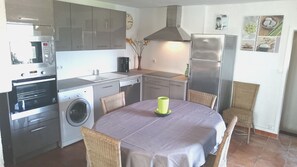 Fridge, microwave, oven, stovetop - Pretty detached house, 3*, 3 bedrooms with terraces, overlooking the beach. (Cargèse)