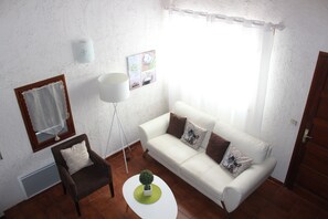 TV, fireplace, books, offices - Pretty detached house, 3*, 3 bedrooms with terraces, overlooking the beach. (Cargèse)