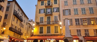 Charming cosy and sunny apartment in the picturesque  port of Nice disctrict