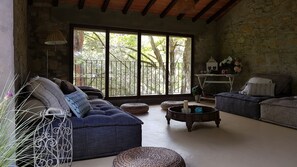 Una Smart TV, una chimenea, un reproductor de DVD