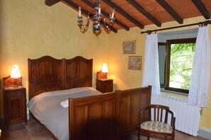 5 bedrooms, iron/ironing board, travel cot, free WiFi - Poggiolo Oasis of relaxation swimming pool nature lavender horses wine - Tuscany (Borgo San Lorenzo)