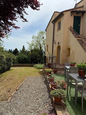 Outdoor dining - Beautiful Restored Two Bedroom Holiday Apartment with Infinity pool (peccioli)