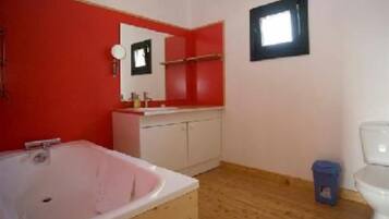 Badewanne, Haartrockner, Seife, Toilettenpapier