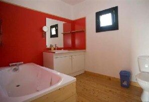 Een bad, een haardroger, zeep, toiletpapier