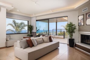 Älytelevisio, takka, videopelikonsoli, pöytäjalkapallopöytä