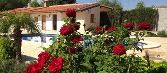 House located in a relaxing environment full of light and color. Nature at your feet