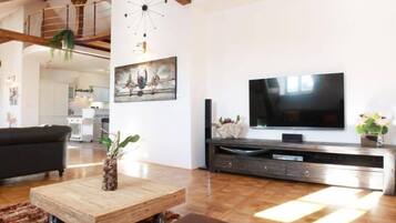 Una Smart TV, un reproductor de DVD, un reproductor estéreo