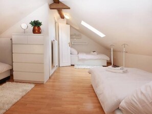3 chambres, coffre-fort, bureau, fer et planche à repasser