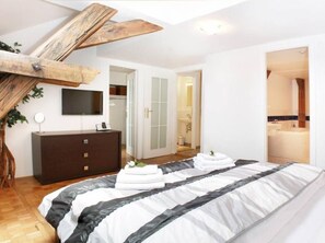 3 bedrooms, in-room safe, desk, iron/ironing board