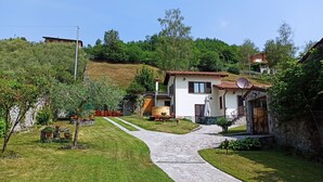 Una casa con un camino de piedra que conduce a un patio amueblado al aire libre.