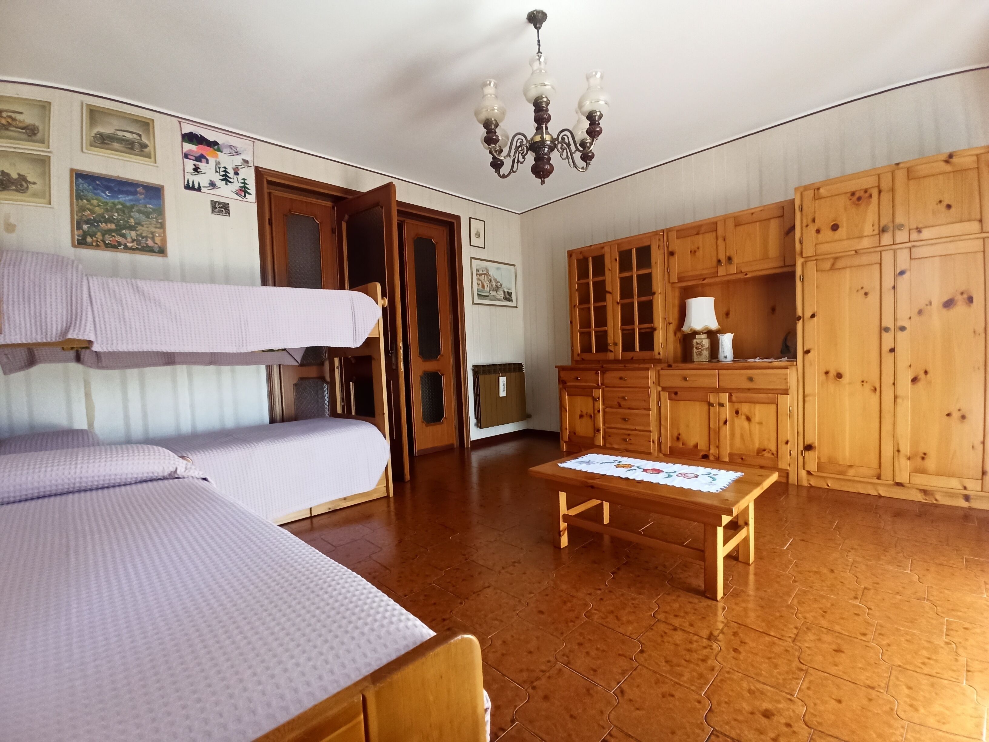 2 多间卧室、客房内保险箱、办公桌、熨斗/熨衣板