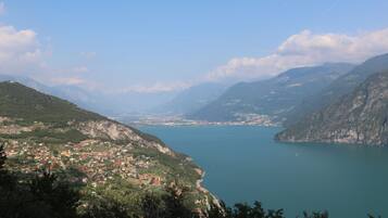 In Strandnähe, Liegestühle, Strandtücher