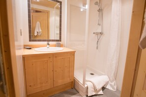 Bathtub, hair dryer, towels - Apartment In Morzine Centre, Amazing Views (Morzine)