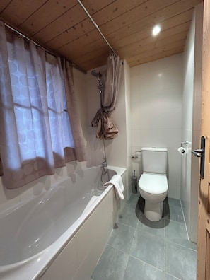 Bathtub, hair dryer, towels - Apartment In Morzine Centre, Amazing Views (Morzine)