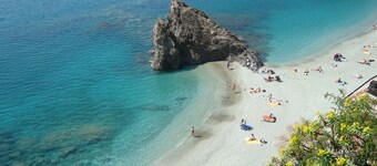  Villa with large garden and splendid sea view. Parking space and free Wi-Fi