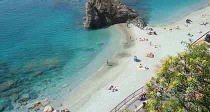 villa avec jardin et splendide vue mer. Place de parking et Wi-Fi gratuity.