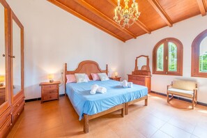 6 quartos, ferros/tábuas de passar roupa, Wi-Fi de cortesia