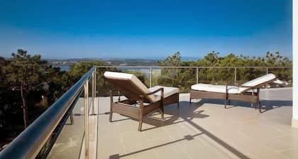 Villa an der Silberküste mit privatem Swimmingpool und Meerblick.